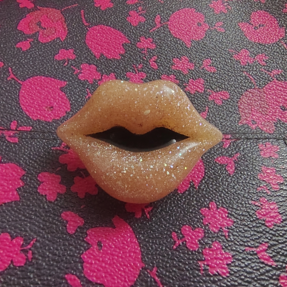 Glitter Lip-Shaped Ring